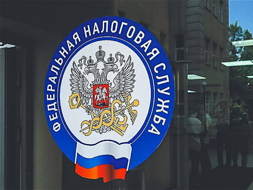 Татарстанцам объяснили кто может не платить имущественный налог На федеральном уровне герои России и СССР кавалеры ордена Славы ветераны Великой Отечественной войны участники боевых действий а также инвалиды I и II групп полностью освобождены от налога на имущество физических лиц Об этом в интервью Татар информ сообщила почетный адвокат России Людмила Айвар Пенсионеры также имеют право на освобождение от налога по одному объекту каждого вида если они не используются в предпринимательской деятельности Многодетные семьи могут уменьшить налоговую базу за счет вычета площади жилья на 5 кв м на каждого ребенка для квартиры и на 7 кв м для дома В Татарстане дополнительно действуют региональные льготы для пенсионеров инвалидов ветеранов и многодетных семей Местные власти могут самостоятельно снижать налоговые ставки для социальных категорий таких как сельские пенсионеры и работники бюджетной сферы Татарстан активно информирует граждан о возможностях оформления льгот через портал Госуслуг и МФЦ при этом рекомендуется подавать заявление самостоятельно для избежания ошибок Людмила Айвар отметила что Татарстан является примером региона который не только следует федеральным нормам но и расширяет их в интересах жителей Напомним что налоги за 2024 год должны быть уплачены до 1 декабря 2025 года Подписаться Сообщить новость Вести Татарстан в MAX