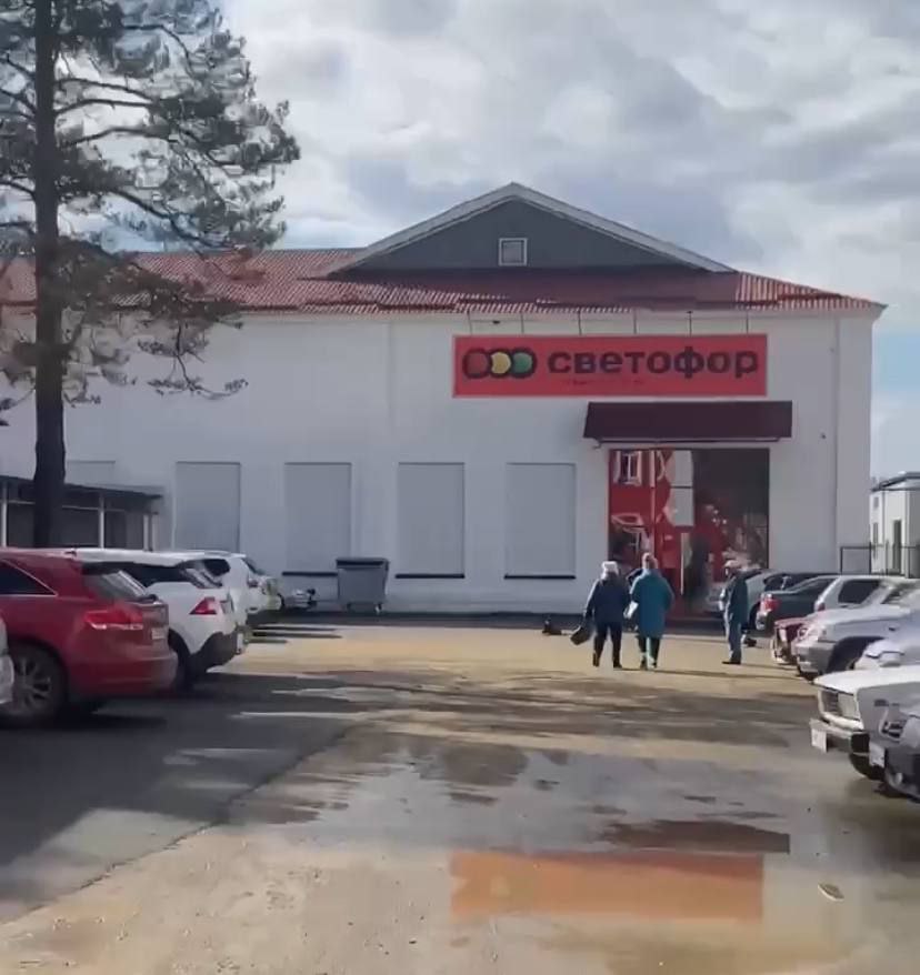 На Кубани и в Адыгее в «Светофорах» изъяли и уничтожили более 4 тонн продуктов. В реализации находилась мясная, молочная и рыбная продукция, а также куриные яйца с истекшим сроком годности, без маркировки производителя и с нарушенной целостностью упаковки. По результатам проверок всего изъято и уничтожено более 4 тонн пищевой продукции мясной, молочной, рыбной и около 4,4 тыс. шт. яиц .