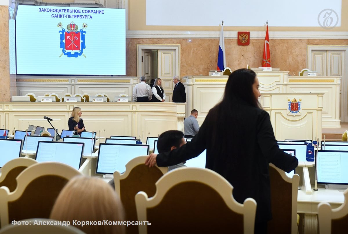 ЗакС принял новую версию закона о границах охранных зон  Парламент Санкт-Петербурга на пленарном заседании 19 февраля сразу во втором и третьем чтении одобрил изменение городского закона № 820–7 «О границах объединенных зон охраны объектов культурного наследия», передает корреспондент «Ъ-СПб». При этом ЗакС отклонил совместную поправку от «Яблока» и депутата от фракции «Справедливая Россия — За правду» Михаила Амосова. Парламентарии предлагали закрепить в законе запрет на строительство новых небоскребов, даже если они будут возводиться вне границ зон охраны.  «Исторические виды города, его охраняемые законом панорамы, например, такие, как вид от Эрмитажа на Стрелку Васильевского острова и Петропавловский собор, не должны искажаться новыми небоскребами. Сейчас закон это допускает, если сам небоскреб будет строится уже не в зоне охраны. Но панорамы и виды в зонах охраны он искажает»,— представила на заседании поправку Ольга Штанникова.  Подробнее — в материале «Ъ-СПб»