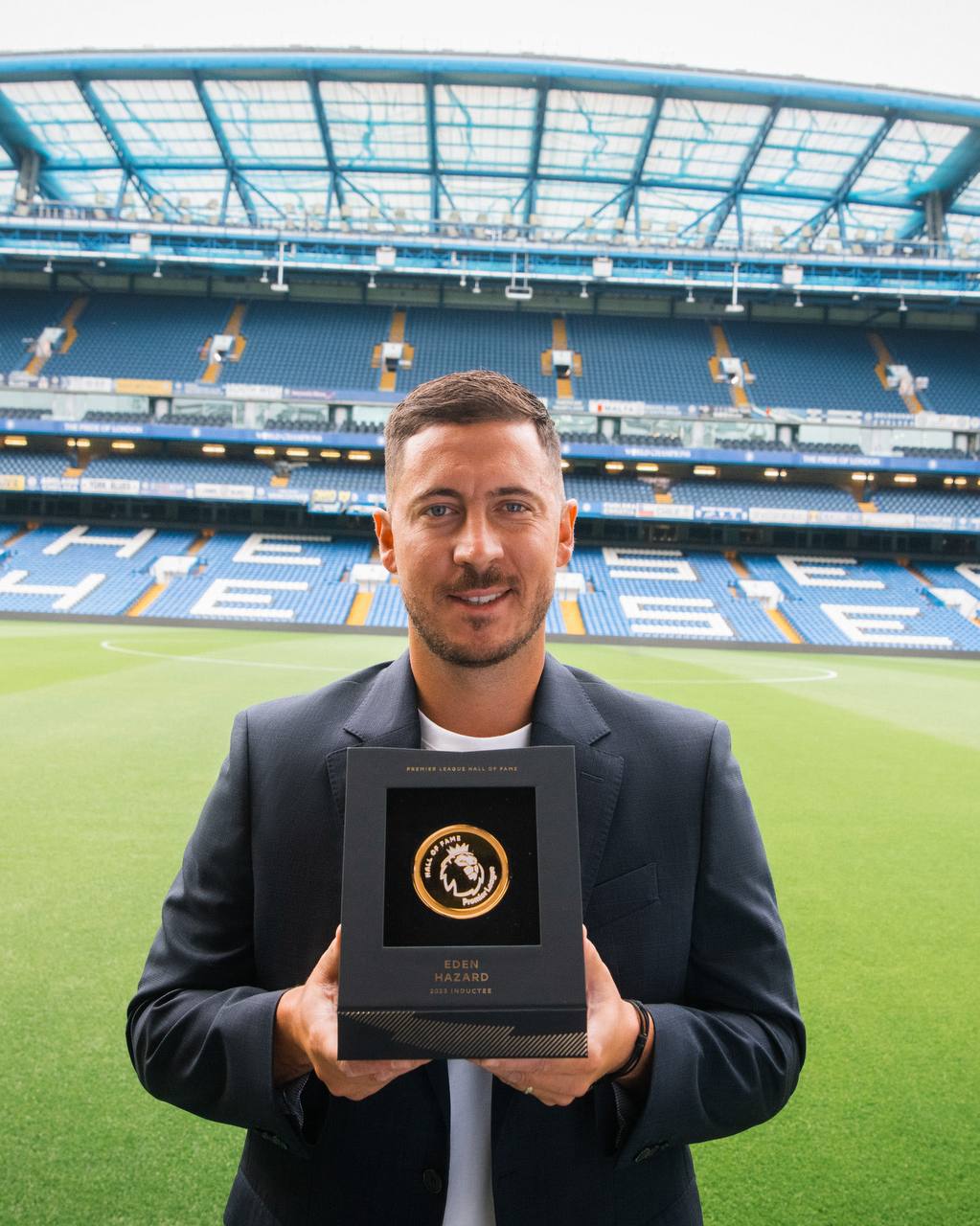 Азар включён в Зал славы Премьер лиги В АПЛ бельгиец провёл 7 лет дважды с Челси становился чемпионом и четырежды признавался лучшим игроком сезона в клубе Эден стал 26 м членом Зала славы Легенда и лучший дриблёр