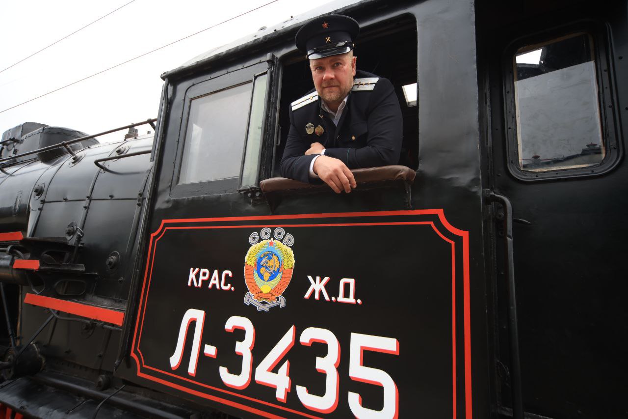 Из Челябинска в XIX век ретропоезд повезёт туристов в Троицк В середине октября из Челябинска отправится ретропоезд в купеческий Троицк Его пассажиров ждёт атмосферное путешествие во времени под стук колёс старинного паровоза На перроне гостей будет провожать духовой оркестр в вагонах встречать актёры в костюмах XIX века В Троицке на вокзале разыграют сцены из жизни купеческого города а желающие смогут подняться на паровоз и сделать фото Программа включает посещение краеведческого музея усадьбы Осипова прогулку по старинным улочкам и бал в стиле XIX века Обратно туристов доставит современная Ласточка символ завершения путешествия из прошлого в настоящее