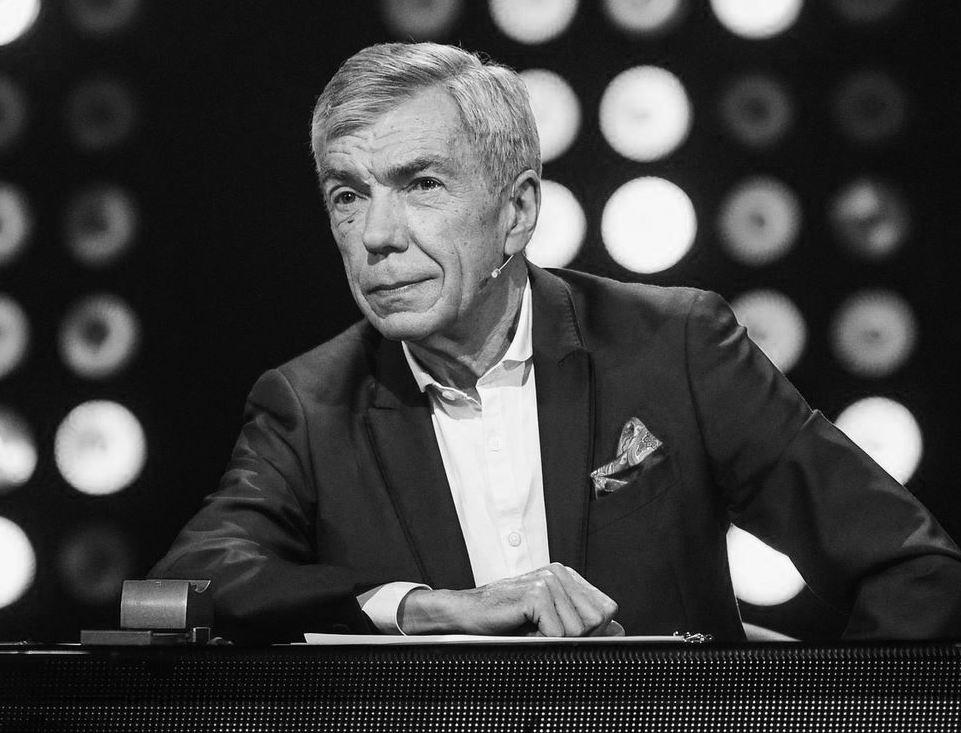 Умер телеведущий Юрий Николаев ему было 76 лет Сегодня народного артиста России доставили в реанимацию однако спасти телеведущего врачам не удалось он долгое время боролся с заболеванием лёгких Юрий Николаев был одним из самых узнаваемых лиц советского и российского телевидения Он вёл Голубые огоньки Песни года и Спокойной ночи малыши а наибольшую славу ему принесли программы Утренняя почта и Утренняя звезда Новости Дня