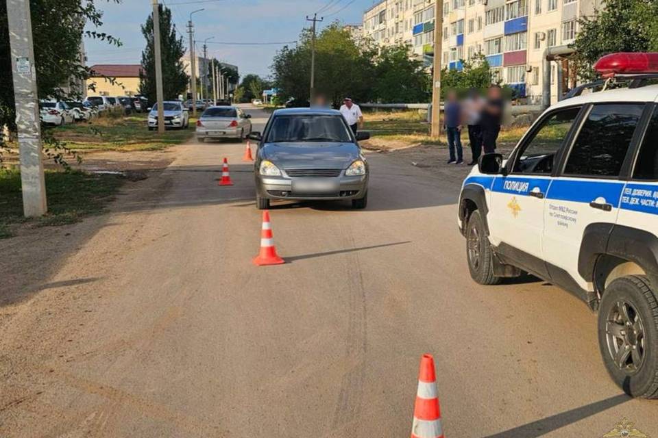 LADA сбила ребенка, перебегавшего дорогу под Волгоградом 13-летняя школьница попала в больницу. 22 июля в Светлоясрком районе Волгоградской области произошло ДТП. Авария случилась вечером, около 17:30, напротив дома №22 в рабочем поселке Светлый Яр. Установлено, что водитель машины LADA Priora сбил подростка. В момент аварии 13-летняя девочка переходила дорогу в неположенном месте. Она получила травмы, ей понадобилась помощь врачей. - В результате ДТП пешеход доставлена в медучреждение, - сообщили в ГУ МВД России по Волгоградской области.