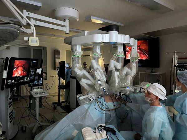 Ректор БГМУ провёл мастер класс по роботической хирургии Ректор Башкирского государственного медицинского университета БГМУ академик РАН проф Валентин Павлов провел мастер класс в формате живой хирургии на 45 м Конгрессе Международного общества урологов в Эдинбурге Мероприятие собрало ведущих специалистов из многих стран при этом лишь 2 российских центра были приглашены в качестве экспертов В ходе мастер класса была проведена робот ассистированная операция по резекции почки пациенту с онкологическим заболеванием которая транслировалась для мирового урологического сообщества Процедуру модерировали профессора из Великобритании Турции Голландии Индии и США Павлов отметил что участие в такой авторитетной конференции является подтверждением высокого потенциала здравоохранения Башкортостана и БГМУ Он добавил что подобные форумы собирающие тысячи специалистов представляют собой полноценный учебный процесс и признание достижений российской медицинской науки По материалам Молодёжной газеты