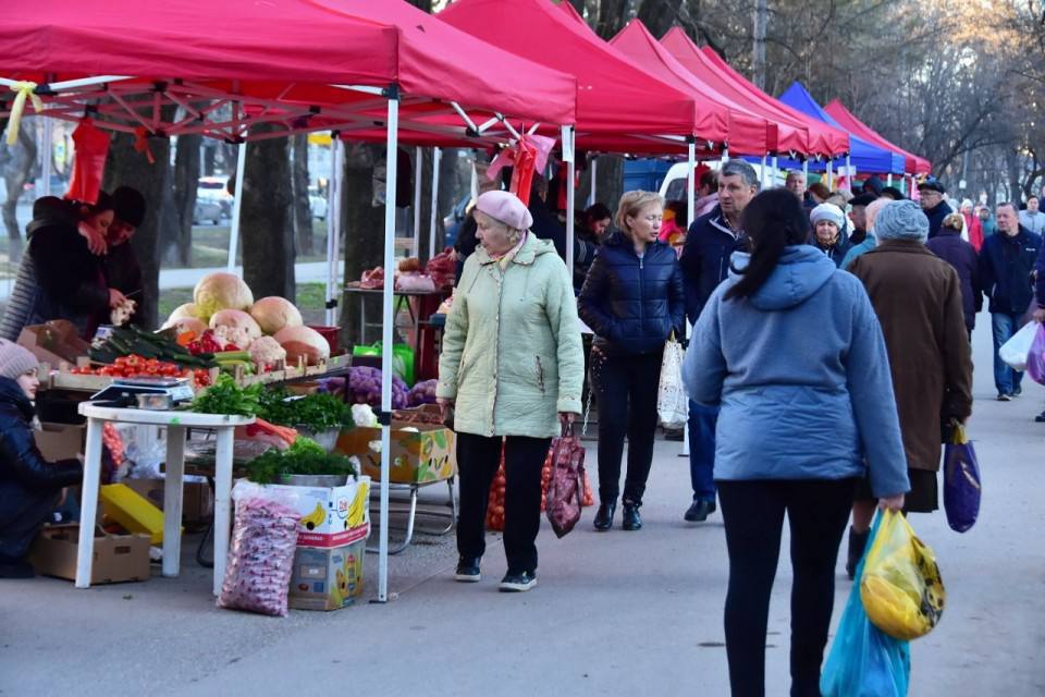 В декабре в Симферополе откроются ярмарки  Так, 14 декабря они пройдут на улицах Севастопольская, Киевская, а также на пересечении Бела Куна и Кечкеметской. Ровно через две недели, 28 декабря, торговлю организуют на улицах Киевская, Севастопольская и Крымской весны в Каменке.  На следующий день, 29 декабря, агроярмарка пройдет на улице Куйбышева.