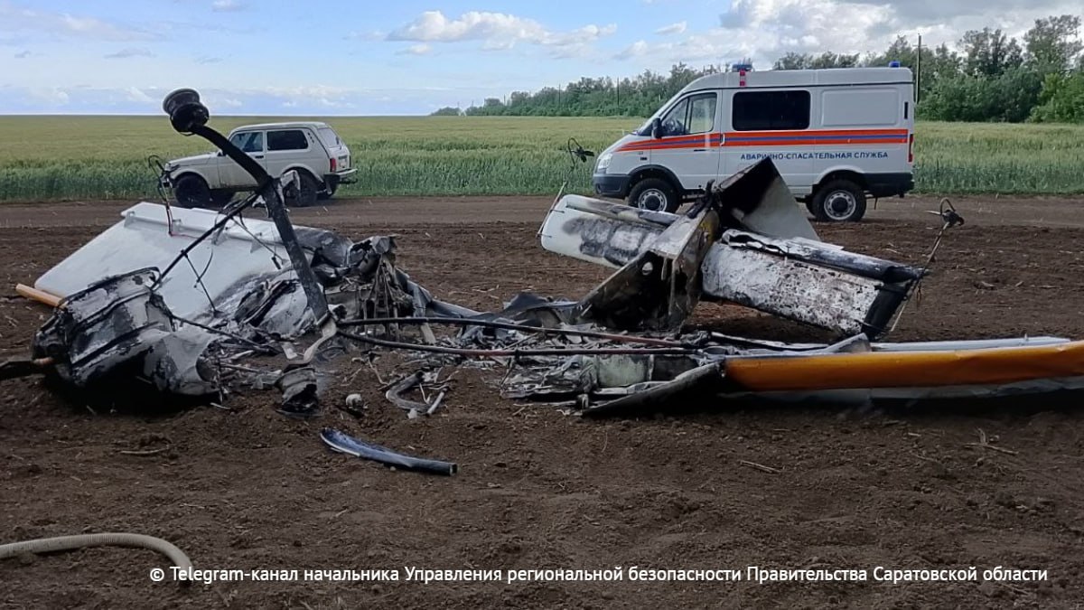 В Саратовской области самолет малой авиации упал на поле после касания с линией электропередачи и загорелся, пилот госпитализирован — начальник управления региональной безопасности правительства