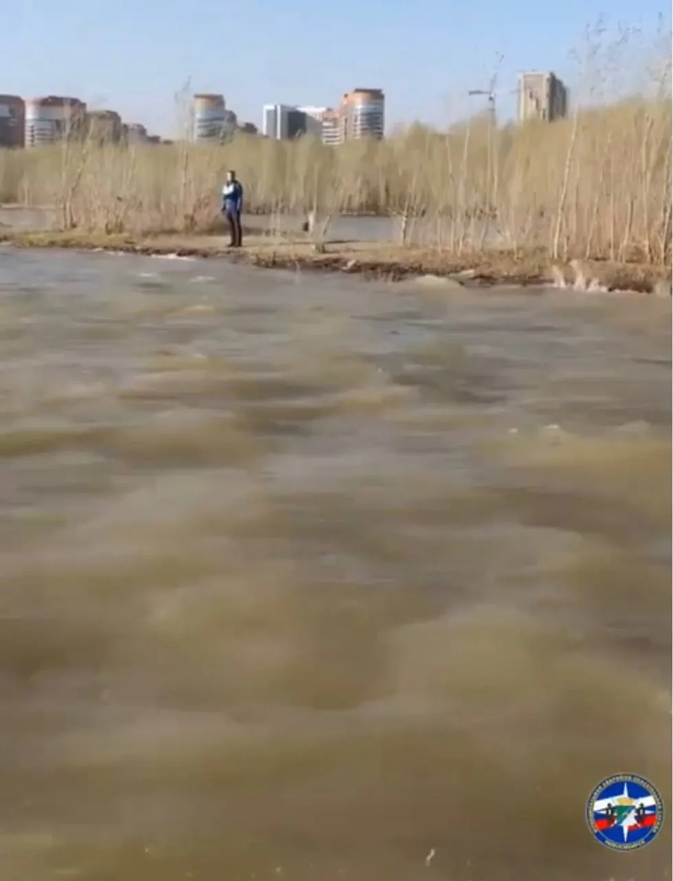 ТОЛК новости Барнаула Алтайского края и Республики Алтай Мужчину на сап борде унесло течением к острову на Оби в Новосибирске Новосибирец плавал по реке когда поднялся сильный ветер он не рассчитал силы и не смог самостоятельно подплыть к берегу Спасатели получили сигнал и направились на остров Кустовой а после доставили пострадавшего на берег Бугринской рощи С любителем сапа провели профилактическую беседу он плавал без спасательного жилета гидрокостюма и иных средств безопасности ТОЛК ТОЛК в Мах