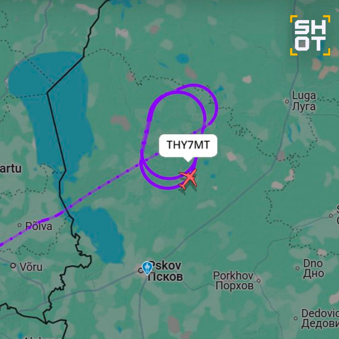Десять рейсов задерживаются на вылет из-за временных ограничений в аэропорту Санкт-Петербурга. Ещё несколько самолётов не могут приземлиться в воздушной гавани. Предварительно, всё из-за украинских БПЛА в небе.  На вылет задерживаются 10 рейсов в Шарм-эш-Шейх, Сочи, Стамбул, Москву, Тбилиси, Калининград и Оренбург. Несколько самолётов прямо сейчас кружат в небе и ждут разрешения на посадку. Рейс Turkish Airlines из Стамбула в Петербург наворачивает круги в Псковской области, а самолёты из Уфы и Душанбе сейчас летают над Новгородской областью. Минимум три самолёта развернулись в аэропорт вылета.  Ранее мы писали, что губернатор Ленобласти предупреждал об опасности атаки БПЛА.  UPD: Попытка атаки беспилотников отражена средствами РЭБ в Кировском районе, сообщил губернатор Дрозденко.