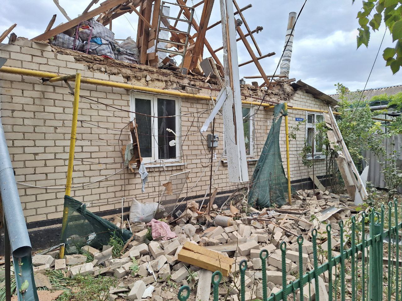 ВСУ атаковали Херсонскую область. Удар по Алешкам привел к гибели мирного жителя, сообщил губернатор региона Сальдо.   В Новой Каховке пострадал мужчина 1967 года рождения, в селе Раденск повреждено административное здание, а в Памятном сгорел нежилой дом и хозпостройки.   Лесные пожары зафиксированы в Голопристанском и Алешкинском округах. Общая площадь возгорания — более 5 га. Также ВСУ обстреляли Каховку, Абрикосовку, Васильевку, Григорьевку, Днепряны, Малую Лепетиху и Старую Маячку.