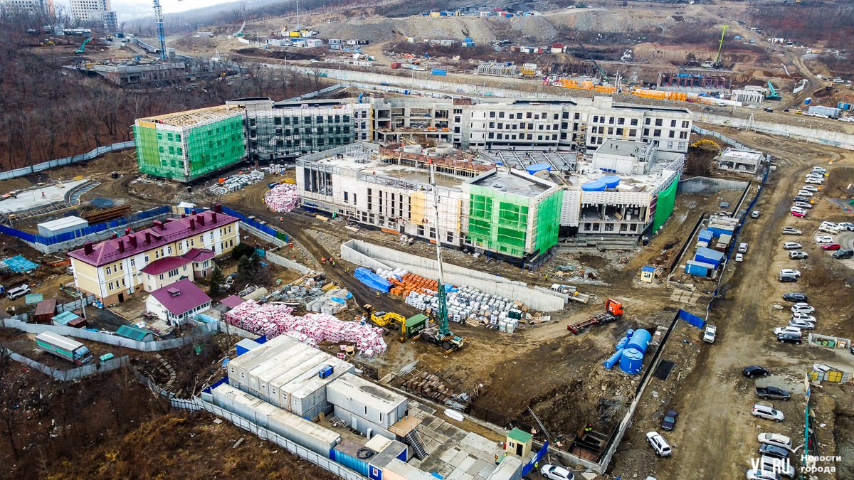 Школу на Патрокле достроит новый подрядчик после расторжения контракта Действующий контракт на строительство школы в микрорайоне Патрокл будет расторгнут Компания ГК Альянс систематически срывала сроки и проиграла суд где пыталась добиться их увеличения Подрядчику уже выставлены штрафы на общую сумму более 600 миллионов рублей В апреле 2026 года администрация проведет новый аукцион для поиска подрядчика который скорректирует проект и завершит строительство Школа рассчитана на 1275 учеников там появятся бассейн спортзалы кинотеатр и танцевальный зал Сейчас готов каркас зданий и инженерные сети осталось выполнить отделку кровлю фасад и благоустройство Пока дети из Патрокла ездят на учеду в соседние школы на комфортабельных автобусах а в этом году планируется открыть начальную школу в выкупленных у застройщиков помещениях Подпишись на Недвижимость Приморья Мы теперь в МАХ