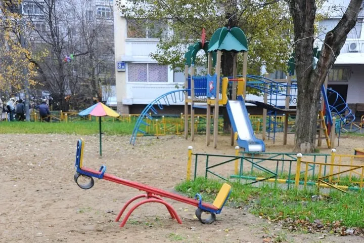 Мастер УК в Якутске осужден за травмирование ребенка на детской горке Якутский городской суд вынес приговор мастеру по благоустройству одной из управляющих компаний по вине которого восьмилетняя девочка получила серьезные травмы на детской площадке Трагедия произошла в августе 2024 года во дворе дома на улице Петра Алексеева Ребенок скатившись с горки ударился спиной в результате чего врачи диагностировали компрессионный перелом трех позвонков и перелом предплечья В суде установили что подсудимый работая мастером в УК отвечал за техническое состояние общего имущества дома и элементов благоустройства включая детскую игровую площадку Еще в мае 2024 года главный инженер компании выявил что толщина покрытия в зоне приземления с горки не соответствует требованиям национального стандарта безопасности о чем составил акт с указанием завезти речной песок Песок на площадку доставили однако мастер зная о необходимости работ не привел покрытие в порядок В результате в месте приземления образовалось расстояние не менее 200 миллиметров что создавало прямую угрозу здоровью детей Сам подсудимый свою вину в суде не признал Тем не менее суд изучив все доказательства признал его виновным в оказании услуг не отвечающих требованиям безопасности здоровья потребителей и назначил наказание в виде 1 5 лет принудительных работ с удержанием 5 зарплаты в доход государства Приговор пока не вступил в законную силу