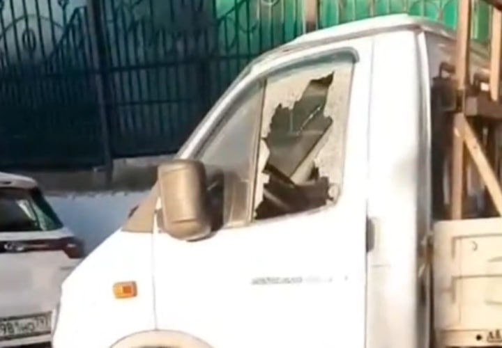 В Центральном районе Сочи неизвестные автовредители устроили погром Вандалы разбили окна более десяти машин В Сочи орудуют автовандалы. Минувшей ночью они устроили погром в центральном районе города, на перекрестке улиц Альпийская и Дагомысская. По словам очевидцев, злоумышленники разбили стекла и зеркала как минимум 11 припаркованных автомобилей. В одной из машин якобы был вскрыт бардачок. Пропало ли что-то из вещей, неизвестно. Некоторые автовладельцы затянули пленкой окна своих машин. Паблики пишут, что собственники поврежденных авто обратились в полицию. Официально информация пока не подтверждена. UPD: Как выяснилось, приезжий из Чувашии разбил палкой десять припаркованных автомобилей в Сочи. Предварительно, 51-летний мужчина был пьян и пошёл громить стёкла машин на Дагомысской. Полиция его задержала и составила протокол. На сколько денег турист попал — ещё подсчитывают. ВИДЕО