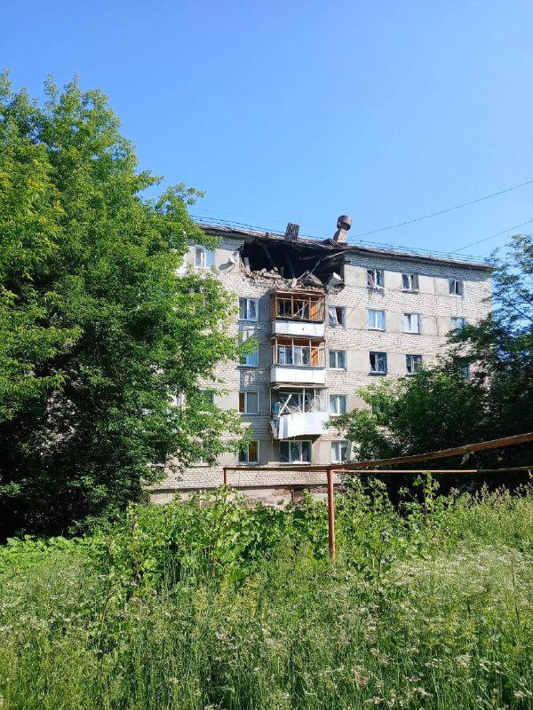 Кадры последствий взрыва газа в 5-этажном доме в городе Серове Свердловской области поступили в распоряжение РЕН ТВ. Эвакуированы 240 жителей дома, развёрнут пункт временного размещения. Произошло обрушение конструкций дома на пятом этаже второго подъезда: повреждены балкон и кровля. Все оперативные службы выехали на место происшествия, сообщил врио губернатора. Буст Отправить новость