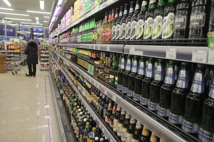 Более 2300 литров нелегального алкоголя изъяли в Якутске За последние сутки в Якутии зарегистрировано семь сообщений о преступлениях, все они находятся на контроле у прокуратуры. Так, в микрорайоне Марха неизвестные украли сварочный аппарат и аккумуляторы. В Томпонском районе и в Якутске мошенники обманом похитили у студентки и безработного более 500 тысяч рублей. В столице республики выявили два случая незаконной продажи алкоголя. В одном из ресторанов-баров и из автомобиля было изъято более 2300 литров спиртного. Также в Якутске пресекли еще одно преступление, связанное с нелегальным оборотом алкоголя, и задержали водителя, который повторно сел за руль пьяным. На улице Рыдзинского произошел несчастный случай – 38-летняя женщина упала с балкона квартиры на третьем этаже. Ее срочно госпитализировали. А в шести километрах от Ленска 44-летняя женщина за рулем «Ниссан Санни» не справилась с управлением, съехала в кювет и врезалась в препятствие. Ее доставили в больницу с травмами.