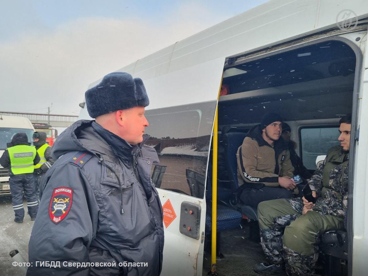 В Екатеринбурге автоинспекторы остановили автобус с нелегальными мигрантами. Автоинспекторы выявили незаконную перевозку пассажиров на трассе М-5 «Урал», сообщили Госавтоинспекции Свердловской области.  Водитель автобуса Ford Transit перевозил граждан одной из стран ближнего зарубежья. Водителя и пассажиров задержали.  Подписывайтесь на «Ъ-Урал»