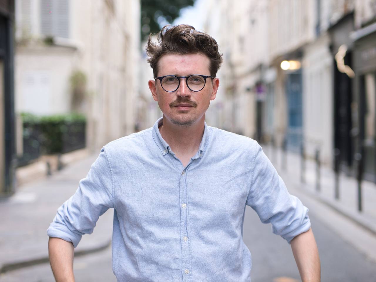 Журналиста Дениса Катаева заочно приговорили к одному году и четырём месяцам лишения свободы по статье об уклонении от исполнения обязанностей иностранного агента ч 2 ст 330 1 УК РФ Основанием для преследования журналиста стала публикация материалов в личном Telegram канале Французский вестник без уведомления о статусе иноагента Свидетелем по делу выступала сотрудница Роскомнадзора Екатерина Барнева Она рассказала что ведомство проверяет не только наличие специальной маркировки в публикациях иноагентов но и их посты о своем статусе чтобы понять знают ли они о нём Сторона обвинения запрашивала журналисту полтора года лишения свободы В качестве отыгчающего обстоятельства гособвинитель назвал совершение умышленного преступления с демонстрацией в интернете В реестр иностранных агентов Катаева внесли 1 сентября 2023 года Фото из соцсетей Подписаться Связаться Поддержать Patreon