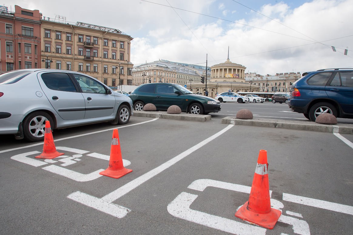 Платные парковки принесли в казну Санкт-Петербурга 3,9 млрд рублей за полгода Доходы от платных парковок в Петербурге составили 3,9 млрд руб. за первое полугодие 2025 года. Сумма включает сессии, разрешения, абонементы, штрафы. Сообщил 18 июля комитет по транспорту. Оформлено более 124 тыс. парковочных разрешений, из них 24,5 тыс. выданы за первые шесть месяцев 2025 года. Разрешения получили: 18 077 жителей центральных районов, 5 736 многодетных семей, один герой/почетный гражданин. 851 разрешение выдано для электромобилей. За прошлый год СПб ГКУ «Городской центр управления парковками Санкт-Петербурга» собрало в бюджет 25,9 млрд руб., отметили в Смольном. Фото: Евгений Павленко, Коммерсантъ