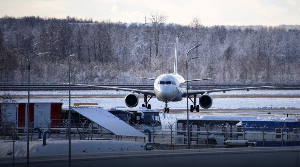 Авиакомпании рискуют лишиться льгот на сумму около 2 млрд рублей в год Власти намерены отменить понижающий коэффициент 0 01 ставки сбора за аэронавигацию на Дальнем Востоке AFLT Он был введен в 2020 году в качестве меры поддержки перевозчиков в пандемию Но из за него Госкорпорация по организации воздушного движения недополучает средства необходимые для оснащения подлежащих реконструкции 75 аэродромов локаторами средствами связи и системами посадки jkinvest news jkinvest