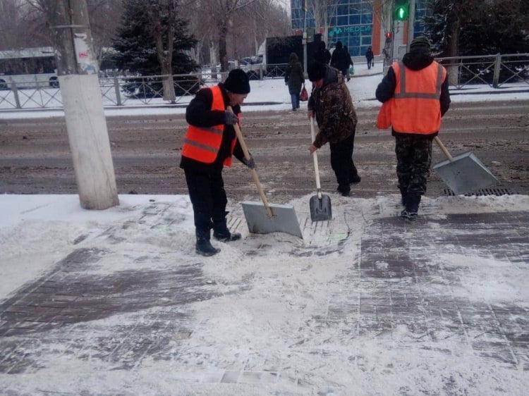 Трассы Волгоградской области расчищают 179 единиц спецтехники  В Волгоградской области на расчистку и противогололедную обработку загородных трасс вышли 179 единиц специальной техники. Как сообщили Волжский.ру в пресс-службе областной администрации, на региональных и межмуниципальных трассах задействовали 89 автогрейдеров, погрузчиков и КДМ. Наибольшее число техники применялось в северных, южных, северо-западных частях области и в Заволжье. На федеральных трассах работают 90 единиц техники. Проезд обеспечен по всем направлениям.  В Волжском на уборку улиц вывели 8 тракторов со щетками, 10 «КамАЗов» с песко-соляной смесью и бишофитом. На тротуарах работают 4 мини-трактора. Вручную в расчистке участвуют 30 сотрудников Комбината благоустройства.   Подробнее на Волжский.ру: