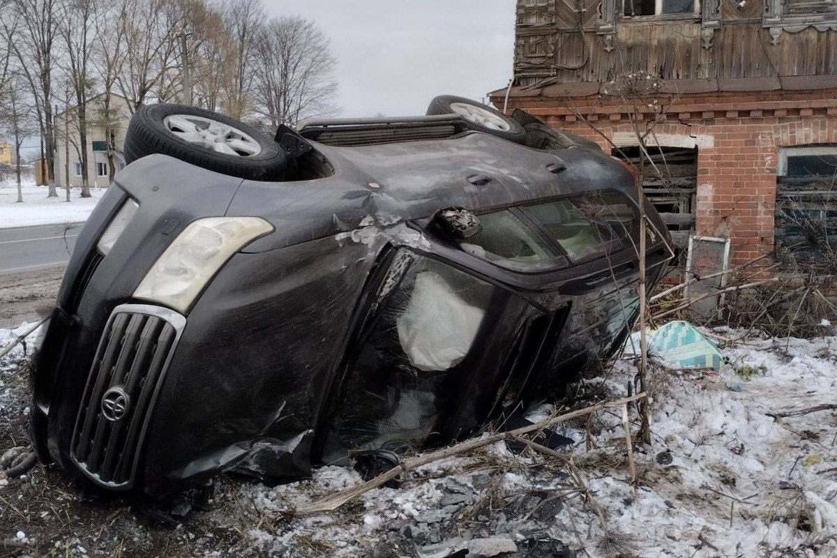 Девушка пострадала в ДТП  В Калязинском округе на дороге Сергиев Посад-Калязин-Рыбинск-Череповец опрокинулся автомобиль Toyota Land Cruiser.   Водитель зацепил обочину, не справился с управлением, автомобиль опрокинулся, а затем столкнулся с бетонной опорой освещения.  В ДТП пострадала 22-летняя пассажирка автомобиля.    Пилот Подписаться  #дтп