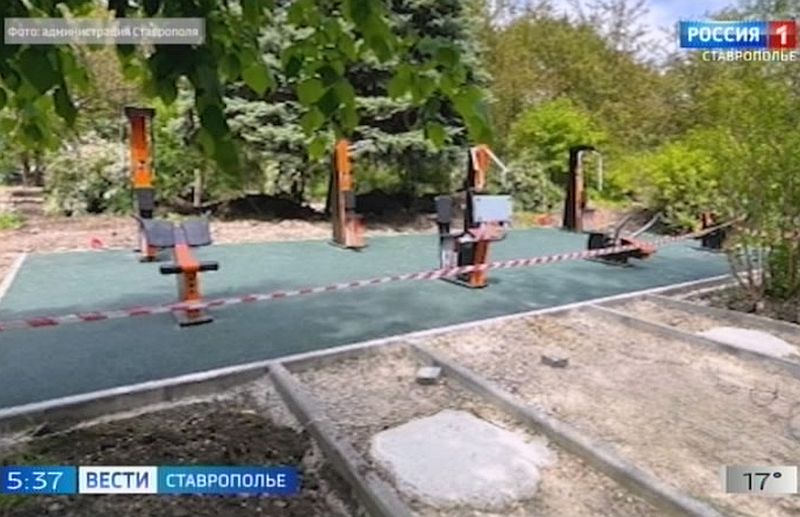 В Ставрополе реализуют программу поддержки местных инициатив В Ставрополе стартовали работы по благоустройству четырёх объектов, ставших победителями программы поддержки местных инициатив. Об этом сообщили в администрации краевого центра. Завершить обновление территорий планируют осенью этого года. По словам мэра города Ивана Ульянченко, во дворе на проспекте Юности, 10 уже уложено ударопоглощающее покрытие, ведётся монтаж ограждения будущей игровой площадки. Подобные работы выполняются и во дворе на улице Ленина, 74/17. В сквере в Каховском переулке подрядчики обустраивают пешеходные дорожки: укладывают плитку, в скором времени здесь появятся скамейки, деревья и декоративные кустарники. На ещё одном участке - в сквере возле завода «Нептун» - уже оборудована спортивная зона с тренажёрами, сейчас здесь ведутся работы по укладке плитки. Все мероприятия реализуются параллельно с программой «Формирование комфортной городской среды», которая в 2026 году охватит 179 проектов по всему краю.