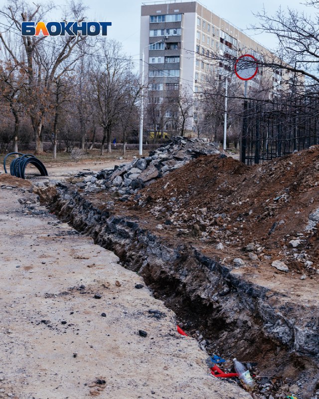 Даже в Мариуполе лучше: разгромленный бульвар у «Дружбы» встретил весну глубокими «окопами»  Ржавая арматура, глубокие котлованы и даже остов разграбленного автомобиля — такую апокалиптическую картину можно увидеть, не выезжая в зону СВО из Волгодонска. В апреле 2025 года исполнится год с начала работ, а строители должны были сдать объект еще полгода назад. Но, в результате волгодонцы получили перекопанный и уничтоженный бульвар. Теперь у школы №11 находится огромный котлован с оголенной арматурой, а территория напоминает заброшенную промзону.  Врио губернатора Ростовской области Юрий Слюсарь потребовал от главы Волгодонска Юрия Мариненко завершить проект Молодежного парка и бульвара до конца 2025 года.   ‍ Работа  Авто    Глэмпинг