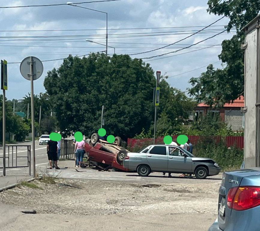 Сегодня в Ахтырском, в районе почтового отделения, произошло дорожно-транспортное происшествие. Один из автомобилей в результате аварии перевернулся на крышу