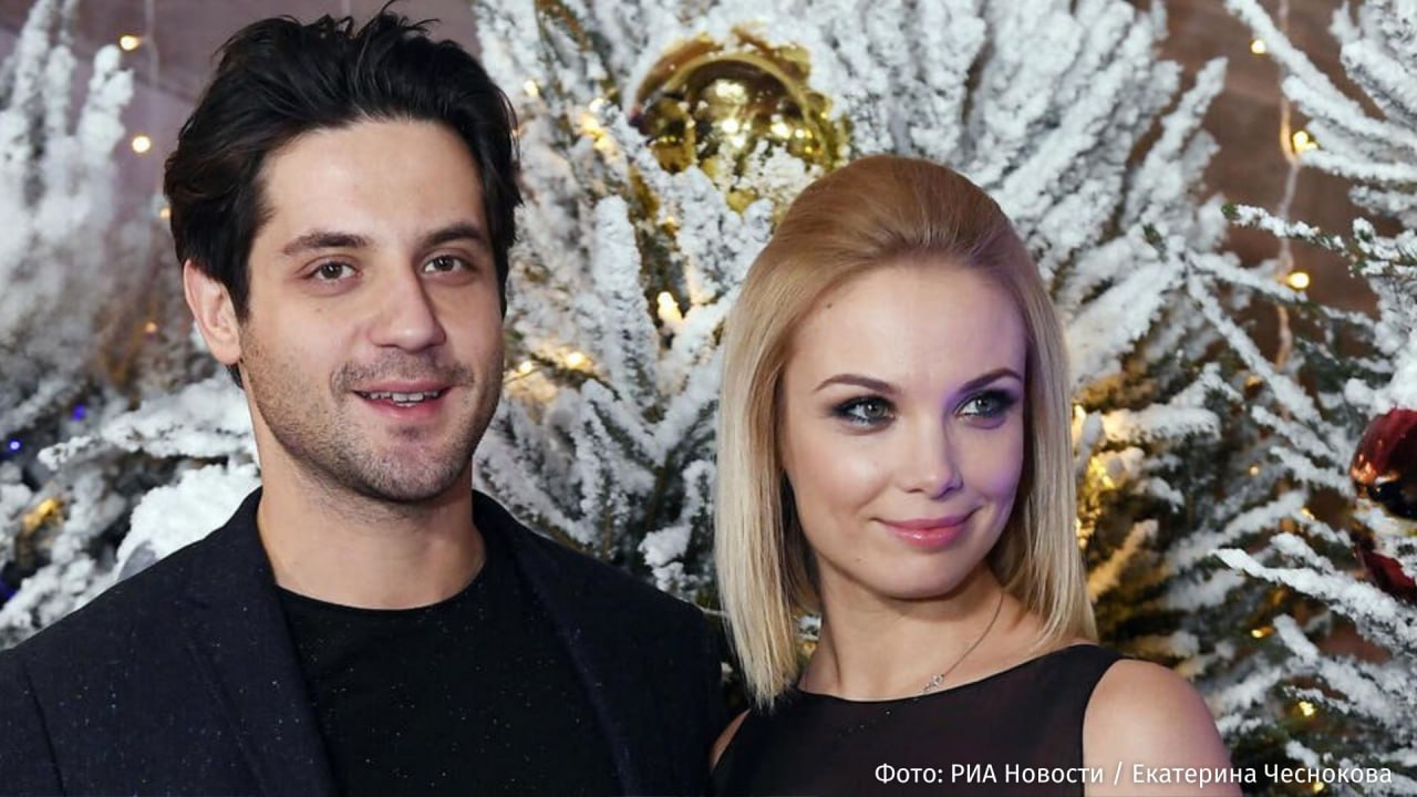 Марк Богатырев развелся с актрисой Татьяной Арнтгольц сообщили РЕН ТВ в мировом судебном участке Нижегородского района столицы Сами артисты в суд не явились Пара начала отношения в 2018 году Через два года актеры поженились а в 2021 м у пары родился сын Для Богатырева этот брак был первым Арнтгольц уже была замужем за артистом Иваном Жидковым от которого родила дочь Сейчас ей 16 лет Актер известен по роли повара Максима Лаврова в сериале Кухня который выходил в эфир в 2012 2016 годах Кроме того он исполнил роли в таких кинокартинах как Великая Елки последние Теща и Чикатило Татьяна Арнтгольц известна по главным ролям в кинокартинах Наживка для ангела и Ангел мести 2022 РЕН ТВ в Telegram в MAX