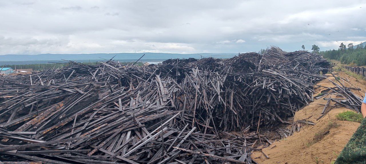 Министерство экологии Красноярского края совместно с прокуратурой провело проверку на одном из лесопромышленных предприятий и обнаружило масштабное загрязнение почвы Загрязнённая территория занимает примерно 55 тысяч квадратных метров Первый заместитель министра экологии Юлия Гуменюк сообщила в своем телеграм канале что пробы почвы на земельных участках ООО Фортуна 3 показали наличие отходов четвертого класса опасности По оценке министерства ущерб природным ресурсам достигает 197 миллионов рублей В ходе проверки специалисты выявили более 50 нарушений Материалы переданы в прокуратуру где продолжается разбирательство красноярск kras 24