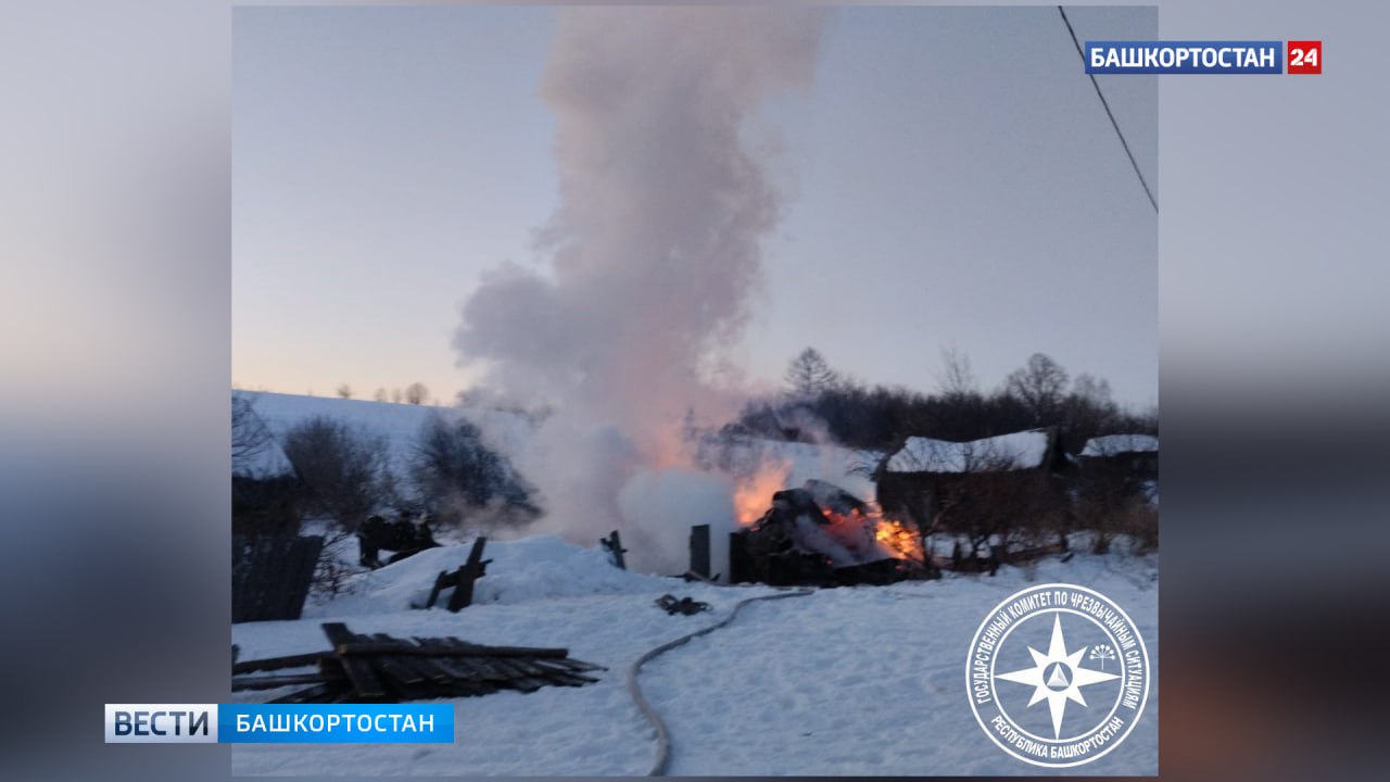 Пожарных везли на снегоходах к загоревшемуся дому в Башкирии  По факту отсутствия подъездных путей проводится проверка.  Накануне, 7 февраля, днем в деревне Кургаштамак Благовещенского района Башкирии загорелся жилой дом. Прибывшие на место пожара сотрудники экстренных служб столкнулись с непростой ситуацией – отсутствие подъездных путей не позволило автоцистерне добраться к очагу возгорания.  На помощь к ним прибыли спасатели из села Павловка. Как сообщили в пресс-службе Госкомитета РБ по ЧС, на снегоходах они оперативно доставили пожарных к месту происшествия и транспортировали пострадавшего в пожаре 72-летнего мужчину, а также помогли проложить рукавную линию и подать воду с помощью мотопомпы из протекающей рядом реки Уса.  По факту отсутствия подъездных путей сотрудниками МЧС Башкортостана проводится проверка.  Подписаться   Сообщить новости