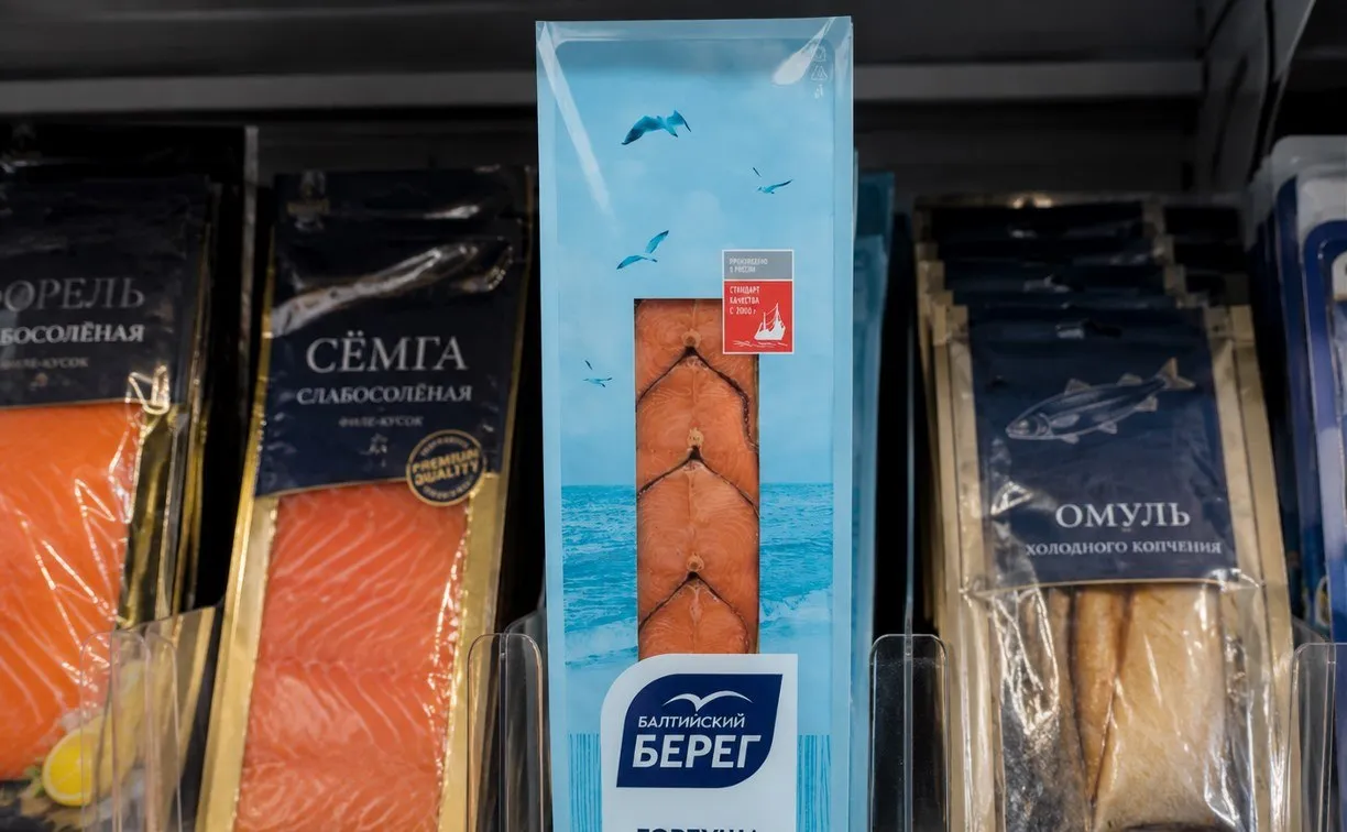 В рыбе популярного производителя нашли личинки паразитов и бактерии В продукции компании Балтийский берег во время проверок обнаружили личинки гельминтов и превышение уровня опасных бактерий Об этом сообщает ТГ канал SHOT ПРОВЕРКА В Саратове паразитов нашли в горбуше холодного копчения Специалисты предупреждают что такие личинки могут вызывать отравление аллергические реакции и ослабление иммунитета Кроме того в Челябинской области в слабосоленом филе радужной форели этого же производителя выявили содержание микробов превышающее норму в 30 раз Аналогичные нарушения зафиксировали и в Башкортостане В самой компании заявили что внутренняя проверка не обнаружила превышений однако Роспотребнадзор все равно вынес производителю официальное предостережение Прислать новость Подписывайся на нас MAX Telegram WhatsApp ВК
