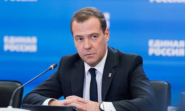 Зампредседателя Совета безопасности РФ, председатель партии "Единая Россия" Дмитрий Медведев провел заседание Бюро Высшего совета партии, где сделал несколько заявлений   Поддержка участников СВО:  Забота о ветеранах СВО и их близких — безусловный приоритет. «Это залог нашей победы», — отметил он.  С начала спецоперации «Единая Россия» инициировала более 140 законов в поддержку участников СВО и их семей. Среди последних инициатив — бесплатный проезд к месту военно-врачебной комиссии и дополнительные льготы для детей ветеранов при поступлении в высшие учебные заведения.  Особое внимание уделяется реабилитации: медицинской, психологической и профессиональной.  «Возвращение к мирной жизни должно быть максимально комфортным», — заявил Медведев.  Партия создала первую в России системную инфраструктуру поддержки ветеранов — ещё до окончания боевых действий. «Наши защитники должны чувствовать реальную заботу», — добавил председатель «Единой России».   Подготовка к выборам:   Кроме того, он напомнил, что партия в кампаниях разного уровня борется за голоса более 50 миллионов избирателей.  «Цель нам тоже всем понятна, цель заключается в том, чтобы одержать безоговорочную победу. Поэтому партия должна войти в думскую кампанию, в избирательный цикл в наилучшей форме. Стало быть, нужно устранить имеющиеся проблемы и масштабировать самые эффективные практики, которые используются в контексте подготовки ко Дню голосования», — отметил Дмитрий Медведев.   Миграционная политика:  На заседании межведомственной комиссии Совбеза также рассмотрели эксперимент по новым правилам въезда и выезда иностранцев, а также проект Концепции госмиграционной политики на 2026–2030 годы.  «Новая концепция должна в полной мере отражать требования к государственной миграционной политике. Важно, чтобы такая политика в полной мере также соответствовала тем угрозам, с которыми сталкивается наше государство, способствовала укреплению безопасности страны и стабильному социально-экономическому развитию, ну и, конечно, всемерно обеспечивала защиту интересов российских граждан", - сказал зампред Совбеза.    ВАРМСУ. Подписывайтесь