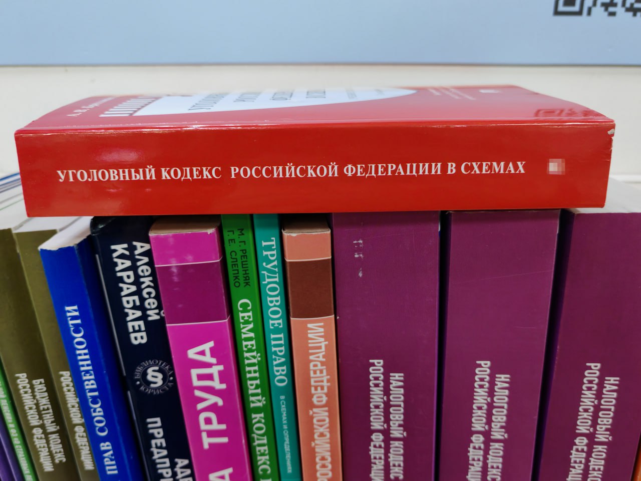 Штраф по приговору выплатит бывший начальник отделения почты В Сковородинском округе вынесли обвинительный приговор жительнице поселка Уруша. Она осуждена за растрату. Амурчанка, занимавшая должность начальника отделения почтовой связи, используя служебное положение, в декабре 2023 года присвоила деньги, поступившие на имя жителя округа. Этими средствами распорядилась по своему усмотрению. В результате преступных действий "Почте России" был причинен материальный ущерб на сумму более 34 тысяч рублей. Злоумышленница полностью признала свою вину и возместил причиненный ущерб. "Суд назначил виновной наказание в виде штрафа в размере 130 тысяч рублей. В настоящее время приговор в законную силу не вступил", - сообщает прокуратура Амурской области.