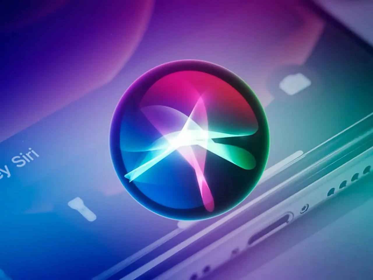 Siri в iOS 27 превратится в полноценного ИИ чат бота По данным Bloomberg уже этой осенью Apple радикально обновит Siri Вместе с выходом iOS 27 голосовой ассистент станет полноценным чат ботом способным поддерживать живой диалог и выполнять сложные многошаговые запросы В промежуточной версии iOS 26 4 появятся лишь небольшие улучшения тогда как ключевые изменения приурочены к сентябрьскому релизу iOS 27 а также iPadOS и macOS нового поколения Основой для обновлённой Siri станет ИИ модель Gemini от Google за её использование Apple по слухам будет ежегодно платить около 1 млрд