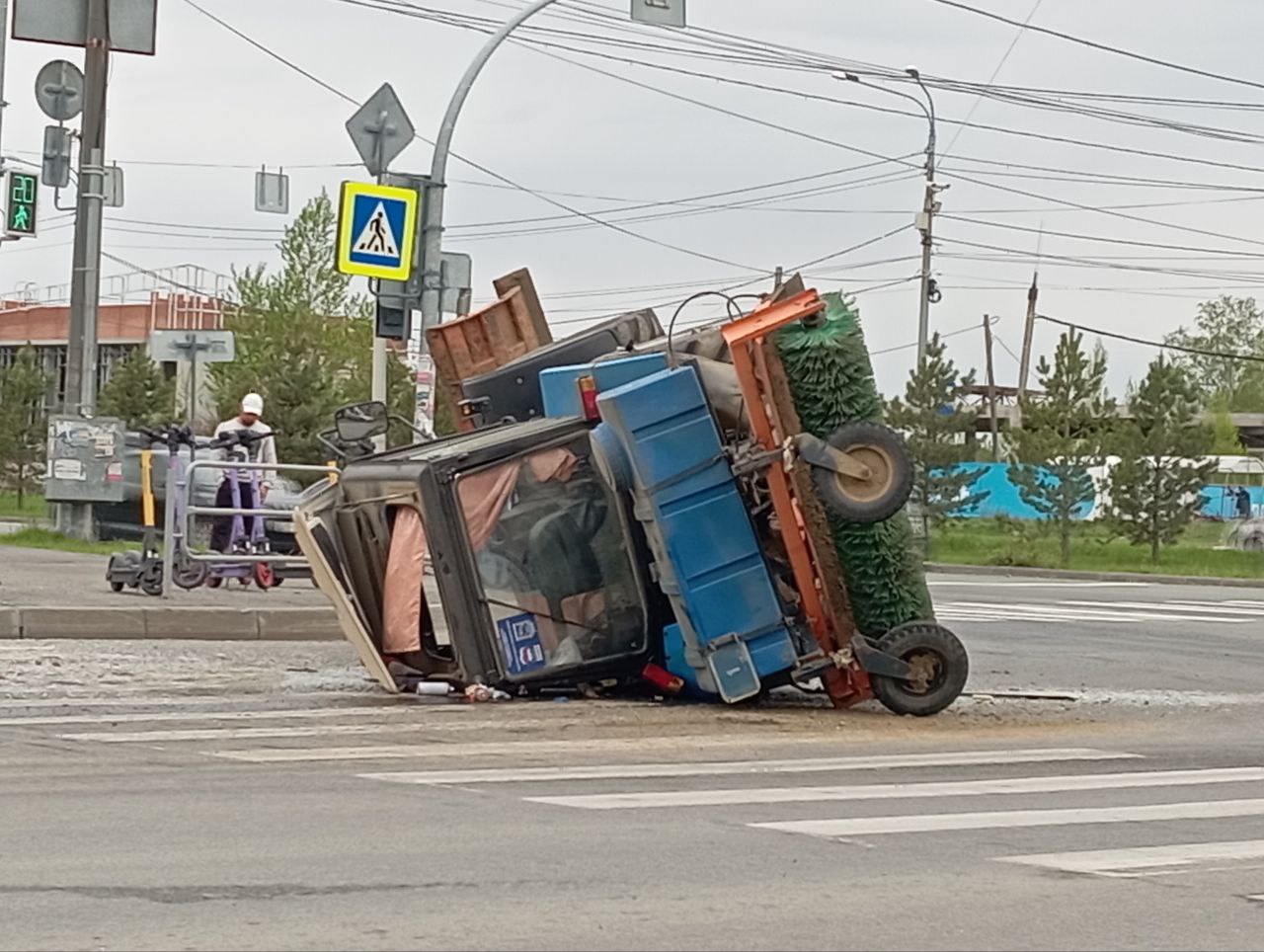 Утром 6 мая в Челябинске на перекрёстке улиц Салавата Юлаева и проспекта Победы произошло ДТП — трактор не разминулся с легковым автомобилем. Подробности ДТП и информация о пострадавших уточняется.