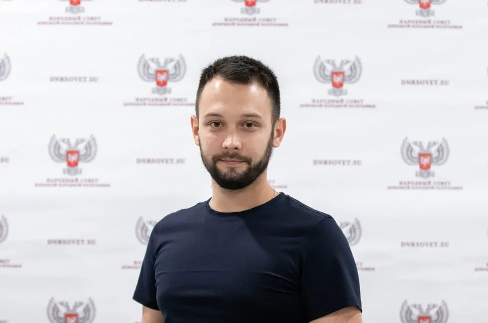 Лидер молодежи ДНР призвал хранить и передавать память о событиях Русской весны Руководитель Молодой Республики и МГЕР ДНР Сергей Добровольский в беседе с   связал решение Донбасса 2014 года на самоопределение с отказом жить при националистической власти пришедшей в Киев после госпереворота Он отметил что обязанность молодежи хранить память о цене свободы и передавать нашу общую историю будущим поколениям Читать полностью молодежь Фото Официальный ТГ канал Народного совета ДНР  Подпишись на нас в MAX