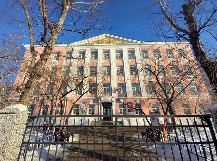 Права детей на образование восстановили после вмешательства генпрокурора Многодетная мать из села Смоленка сообщила генпрокурору РФ Игорю Краснову о нарушении прав её детей на доступность образования. Женщина рассказала, что двум её младшим детям не предоставили мест в детском саду, а старшему отказали в приёме в первый класс. После внесённого прокуратурой представленя в комитет образования нарушения были устранены – детей зачислили в школу и детский сад. ZAB.RU