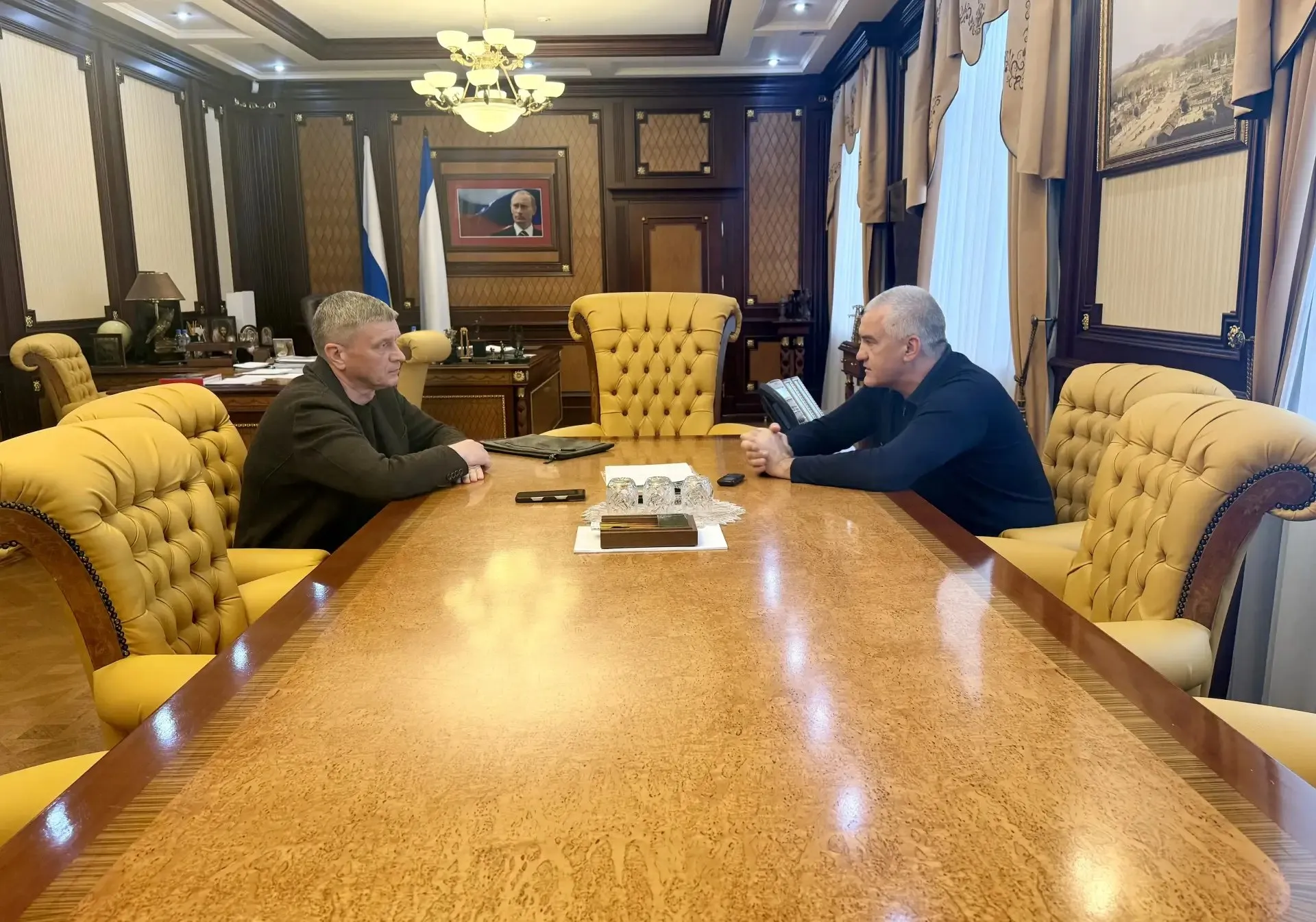 Сергей Аксёнов Провел рабочую встречу с главой администрации города Евпатории Александром Юрьевичем Юрьевым Состояние здоровья после перенесенной операции не позволяет ему продолжить трудиться на ответственном посту В связи с этим Александр Юрьевич принял решение не участвовать в конкурсе на замещение должности главы администрации муниципального образования который состоится в ближайшее время Благодарю Александра Юрьевича за работу многое удалось сделать для развития города курорта для решения насущных проблем жителей Он остается в нашей команде продолжит работать на благо республики Aksenov82