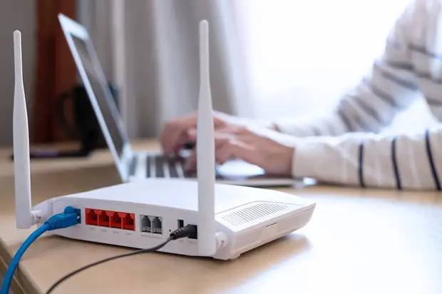 В России обсуждается инициатива по созданию единого цифрового идентификатора для пользователей сети Идея Минцифры заключается в том чтобы связать разные аккаунты одного человека в общую систему даже если они зарегистрированы под разными именами Официально это объясняют стремлением к более точной статистике так станет понятнее сколько реальных людей пользуются сайтами и онлайн сервисами В ведомстве подчёркивают что при передаче данных за пределы министерства информация будет обезличенной При этом сами сведения об активности в интернете планируется хранить централизованно