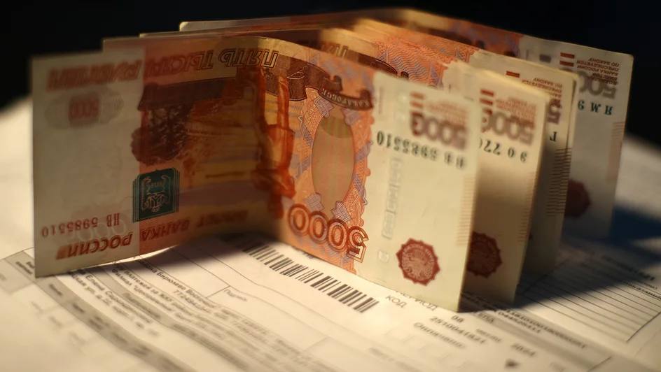 Названы сроки оплаты услуг ЖКХ за декабрь без штрафов Россиянам сообщили что оплатить квитанции за услуги ЖКХ за декабрь можно до 12 января не опасаясь штрафов Как пояснил первый зампред комитета Госдумы по строительству и ЖКХ Владимир Кошелев стандартный срок оплаты до 10 числа переносится на 12 января так как 10 е выпадает на выходной Кошелев подчеркнул что пени за просрочку начнут начисляться только с 31 го дня просрочки то есть не ранее февраля Для удобства граждан предпочитающих оплату в отделениях банков в новогодние праздники будут доступны банкоматы круглосуточно а также часть дежурных отделений банков будет работать в обычном режиме с 3 по 6 и с 8 по 11 января kvadratnymaster Фото ТАСС