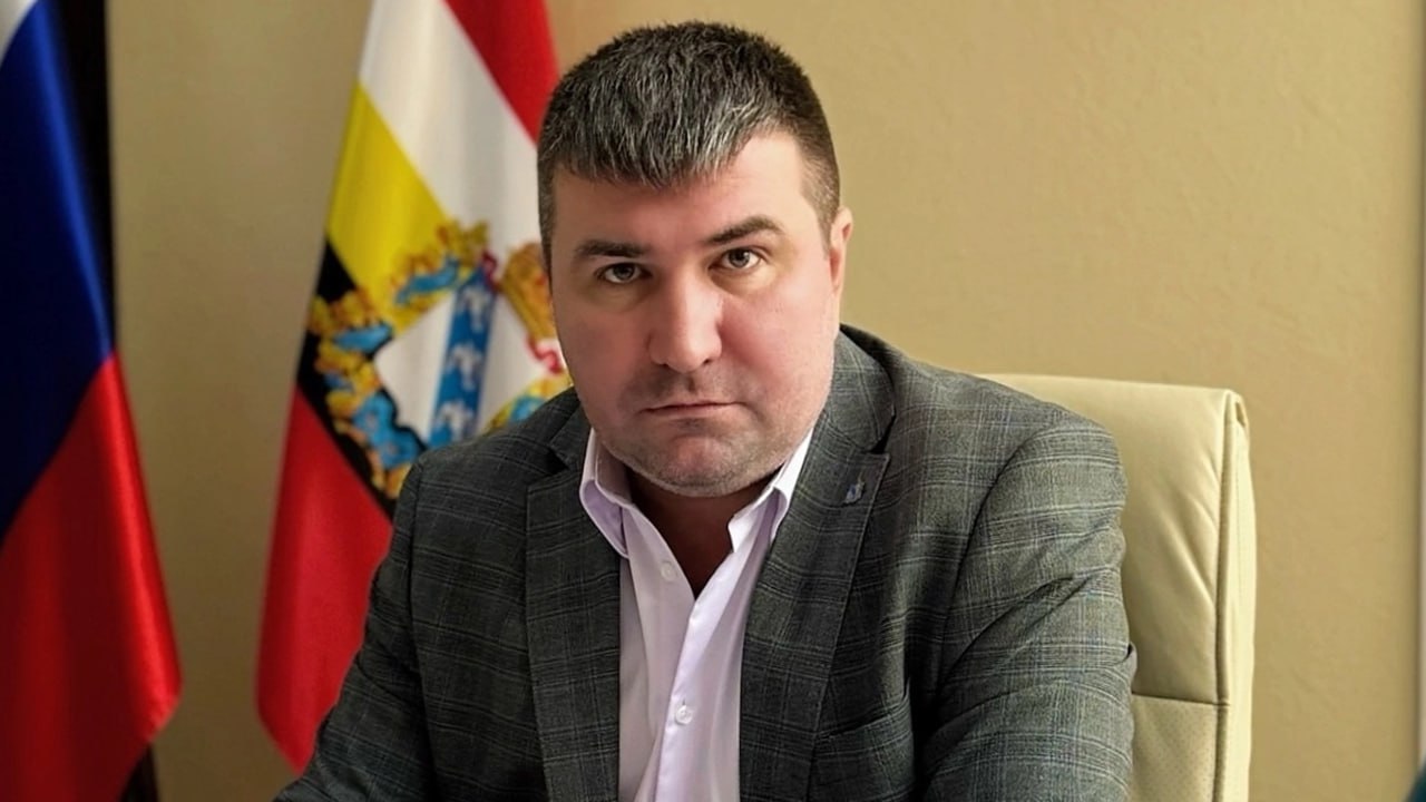Александр Бережной покинул пост и.о. гендира Корпорации развития Курской области Решение о прекращении Александром Бережным полномочий руководителя организации принял совет директоров. История началась с того, что суд признал незаконными и необоснованными ряд решений и соглашений 2024 года. Они были связаны с исполнением контракта по строительству оборонительных сооружений. Корпорация развития Курской области, являющаяся генеральным подрядчиком, не согласилась и обжаловала решение суда. Это крайне возмутило врио губернатора Александра Хинштейна — Корпорация — структура, на 100% принадлежащая Курской области, и которой от имени Курской области управляет совет директоров, посчитала возможным пойти и обжаловать решение Правительства Курской области. Я не знаю, что за воздух в здании корпорации, который пьянит и кружит голову, — сказал врио губернатора на заседании Правительства региона 14 июля. Он напомнил, что сегодня под стражей по делу о фортификационных сооружениях находятся экс-руководитель Корпорации и три его зама. — Категорически запрещаю подавать какие-либо апелляционные жалобы, несогласованные в Правительством. Иначе как вредительством я это назвать не могу, — подчеркнул Александр Хинштейн. Врио губернатора также попросил провести проверку и уволить Александра Бережного по негативным последствиям, если есть такая возможность. Фото со страницы Александра Бережного ВК Сейм Курская область