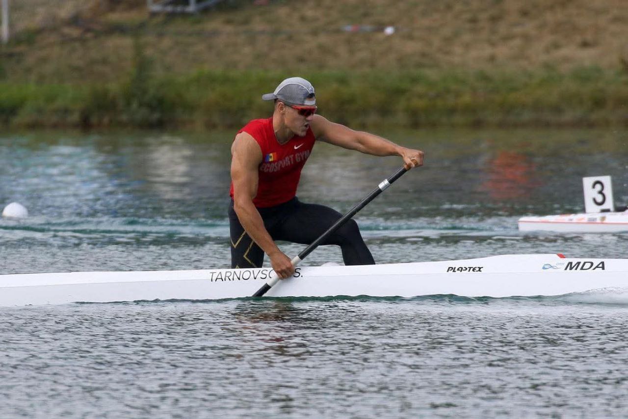 Сергей Тарновский завоевал бронзу на чемпионате Европы по гребле 27-летний молдавский каноист Сергей Тарновский завоевал бронзовую медаль на дистанции 1000 метров на чемпионате Европы, который проходит в чешском городе Рачице. В упорной борьбе спортсмен уступил лишь румыну Кэтэлину Кириле, ставшему чемпионом, и хозяину турнира — чеху Мартину Фуксе, завоевавшему серебро. Это очередное достижение Тарновского, подтверждающее его статус одного из сильнейших гребцов континента.