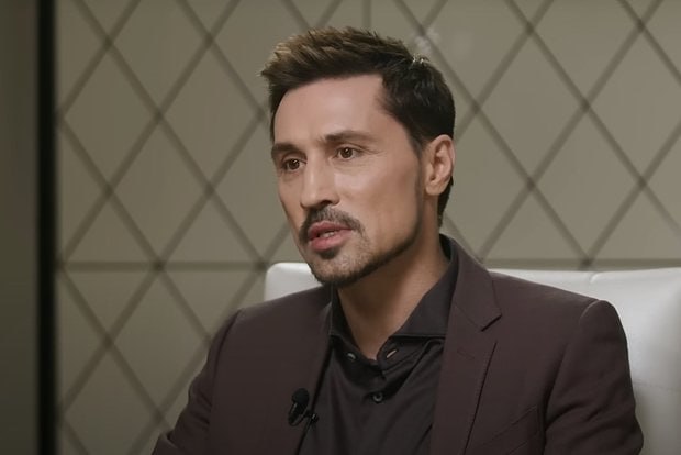 ЗДОРОВЬЕ БИЛАН РАССКАЗАЛ О ПРЕДОНКОЛОГИИ Российский певец Дима Билан прокомментировал слухи о своем здоровье. Артист подтвердил информацию о том, что врачи диагностировали у него предонкологическое состояние, но не стал раскрывать детали. «Никаких у меня ВИЧ, извините, об этом много писали. Опять же, кишки все доставать не буду. Я абсолютно здоровый человек. Единственное, после перелома, например, у меня система сосудов немножко здесь, на левой ноге, поехала — синее колено. А в остальном прям все, слава Богу, хорошо», — заключил он. ФОТО: Надежда Стрелец / YouTube #аврорамедиа_билан Telegram-экосистема АВРОРА МЕДИА МЕДИА НОВОСТИ РЕГИОН ЛАЙФ СПОРТ ГЕРЛЗ ХАЙТЕК ПЕРСОНЫ ИНСАЙД КРИМИНАЛ МОЛОДОСТЬ LIVE АВРОРА МЕДИА YOUTUBE RUTUBE