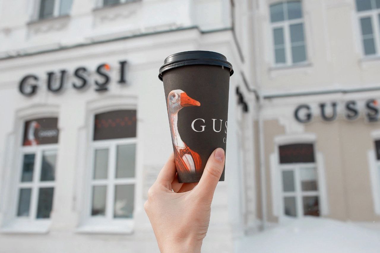 Сеть Gussi Coffee намерена развивать франшизу в Узбекистане Совладелица омской сети кофеен Gussi Coffee Наталия Сушко подписала соглашение о запуске франшизы в Узбекистане Подписание документа состоялось в ходе программы Бизнес инкубатор ШОС в Омске Gussi Coffee это сеть кофеен созданная в 2021 году Ее основателями выступили Алексей Утиралов и Наталия Сушко В столице Узбекистана кофейня Gussi Coffee открылась в январе прошлого года На 25 августа нынешнего года заведение закрыто ТГ канал uzbekfoodtech