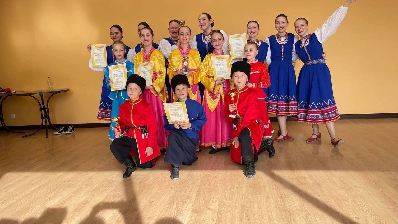 Ансамбль казачьего танца «Багатица» в очередной раз покорил всероссийскую сцену. На хореографическом конкурсе «Дорога к солнцу» домодедовские артисты взяли неколько наград: Лауреат I степени – «Корейский танец» Лауреат II степени – «Пошла Млада», «Эх, разгуляй!», «Казачье приветствие» Лауреат III степени – «Кокетки», «Пошла по воду». Каждый номер был полон энергии и ярких эмоций. Новости Домодедова Подписаться