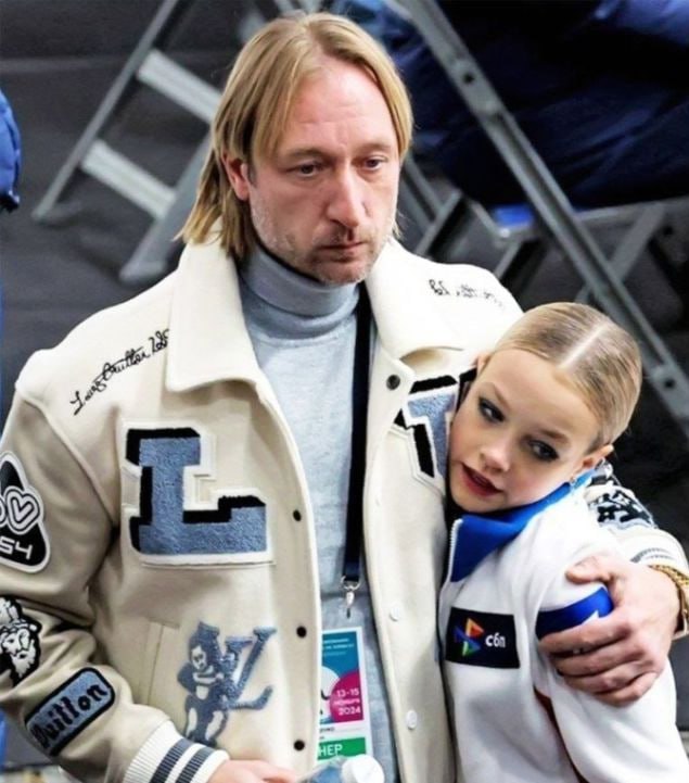 Не называйте говном и толстожопой Как юная воронежская фигуристка рассорила свою мать и легенду Евгения Плющенко 14 летняя Елена Костылева взяла серебро на этапе Гран при России в Омске Её мама оказалась недовольна вторым местом из за чего раскритиковала работу тренера На это Плющенко ответил что Лена боец даже после 18 часового перелёта исполнила сложные элементы выступала с недолеченными травмами Тренер призвал хвалить ребёнка а не оскорблять и предупредил что чрезмерная критика может навредить спортсменке Лену в обиду не дадим Ей 14 лет она не игрушка не робот высказался Плющенко Большой воронежский Подписаться И на всякий в Maх