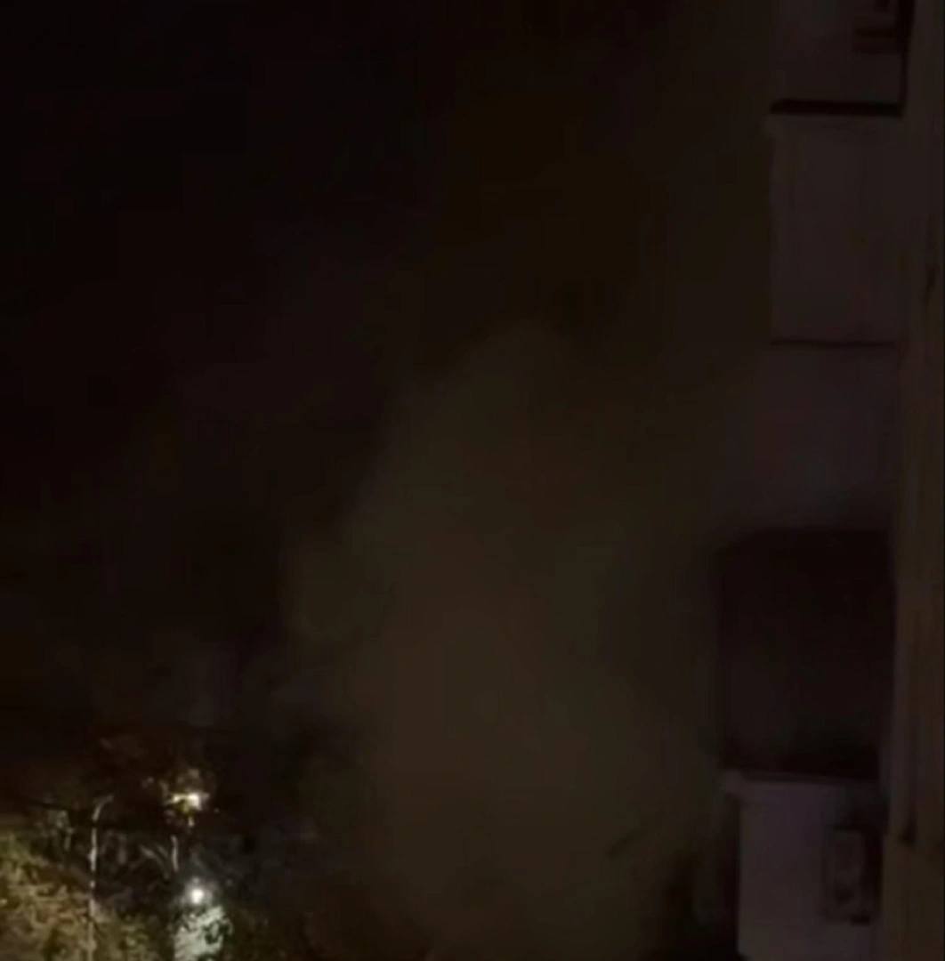 В доме по улице Маршала Еременко 118 в Краснооктябрьском районе произошел взрыв и пожар По словам очевидцев в нескольких квартирах выбило стекла Из окна поврежденной квартиры идет дым На месте работают все экстренные службы По данным МЧС в квартире горели вещи но пожар уже удалось ликвидировать Пострадал мужчина Он был госпитализирован Фото ТГК Осторожно новости