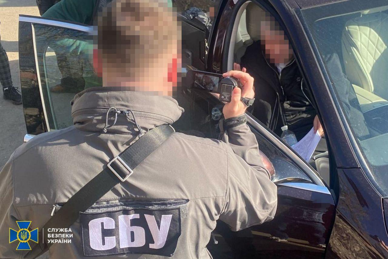 В Одессе чиновников горсовета подозревают в хищении средств на захоронении военнослужащих ВСУ. По версии следствия, они присваивали себе почти 50% средств, выделенных на то, чтобы для родственников украинских военных их похороны были бесплатными. Для этого они заключали с местным бизнесом договора по завышенным ценам. Таким образом были украдены 2,1 млн грн из 4,8 млн, выделенных городом на установку 88 памятников.