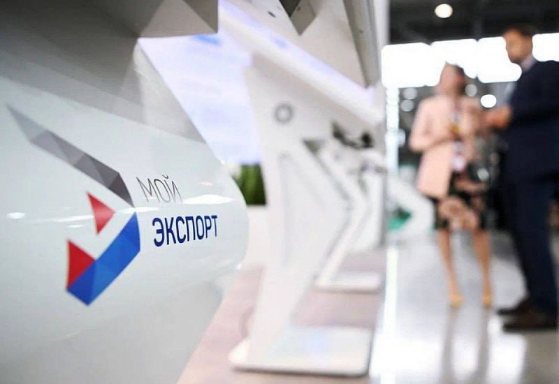 РЭЦ запустил четыре новых цифровых сервиса для российских экспортеров в 2025 году 12 января АЗИЯ РОССИЯ Российский экспортный центр РЭЦ Группа ВЭБ РФ представил в 2025 году четыре новых интерактивных сервиса на цифровой платформе Мой экспорт для российских экспортеров а также запустил онлайн семинары и программу развития розничных магазинов под брендом Сделано в России Один из них сервис Экспортные ниши который демонстрирует бизнесу наиболее перспективные зарубежные рынки для российских товаров на ближайшие 2 3 года Сервис содержит оцененные на основе математической модели объемы прироста поставок данные о ключевых странах конкурентах и их долях на рынке На основе этого анализа формируется оценка общего потенциала роста экспорта российской несырьевой продукции Еще один новый инструмент Отчёт Внешняя торговля стран мира предлагает глубокую аналитику по объемам экспорта и импорта различных стран с информацией о торговых партнерах поставляемой и закупаемой продукции а также с возможностью обогащения отчёта макроэкономическими сведениями из различных макроэкономических источников Пользователям доступен функционал по гибкой настройке выгружаемых данных что позволит получить именно ту информацию которая необходима для принятия стратегических решений Сервис Номенклатуры и классификаторы представляет собой библиотеку актуальных справочников и классификаторов сферы ВЭД по товарам и странам видам деятельности субъектам РФ единицам измерения Одновременно функционал сервиса помогает пользователям определить и подобрать точный код товарной номенклатуры ТН ВЭД для своей продукции с учётом реального опыта таможенного оформления что критически важно для корректной подготовки документации РЭЦ также запустил Экспортного ассистента который быстро и точно подбирает оптимальный набор инструментов от аналитики и сертификации до логистики и финансирования исходя из уровня экспортной зрелости компании и специфики ее продукции