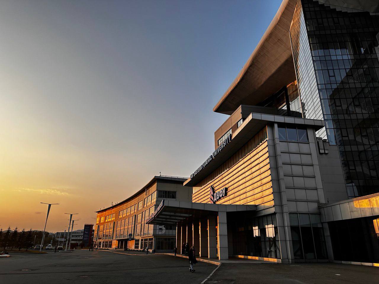 Во Владивостоке пустят больше автобусов на остров Русский в часы пик   Помимо запуска нового маршрута 88 мэр Владивостока Константин Шестаков на встрече с заместителем главы города Максимом Акульшиным обсудил транспортное сообщение с островом Русский По итогам совещания решили увеличить количество автобусов на маршрутах 15 и 77 в часы пик к началу и окончанию занятий в ДВФУ Это позволит снизить нагрузку на линии и улучшить доступность общественного транспорта для студентов и жителей острова Источник shestakovblog vmfareast